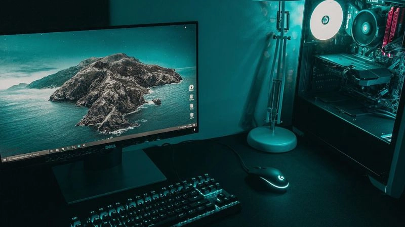 Desktop với hình nền tối giản và các biểu tượng được sắp xếp gọn gàng